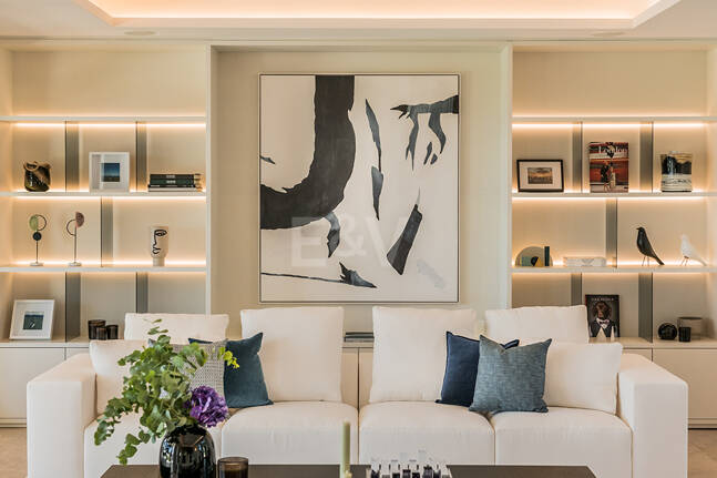 Impresionante Villa en La Cerquilla con vistas panorámicas al mar y una gran parcela