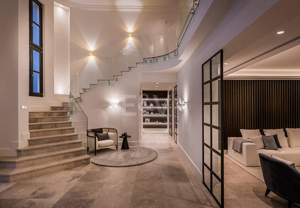 Impresionante Villa en La Cerquilla con vistas panorámicas al mar y una gran parcela