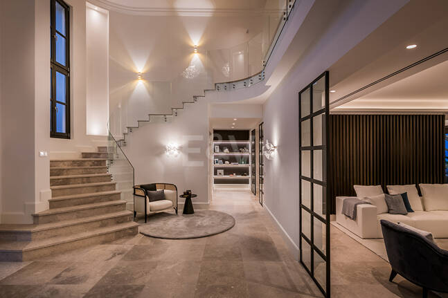 Impresionante Villa en La Cerquilla con vistas panorámicas al mar y una gran parcela