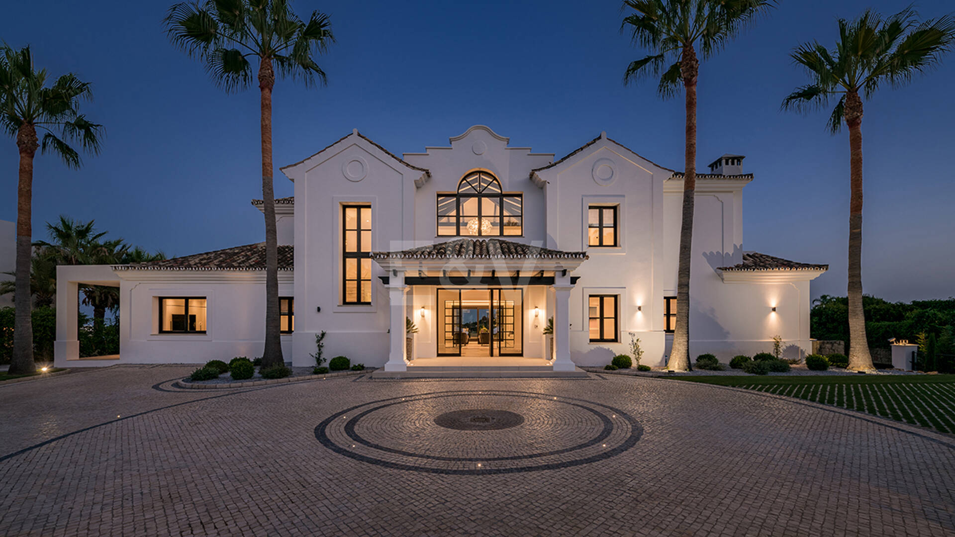 Impresionante Villa en La Cerquilla con vistas panorámicas al mar y una gran parcela