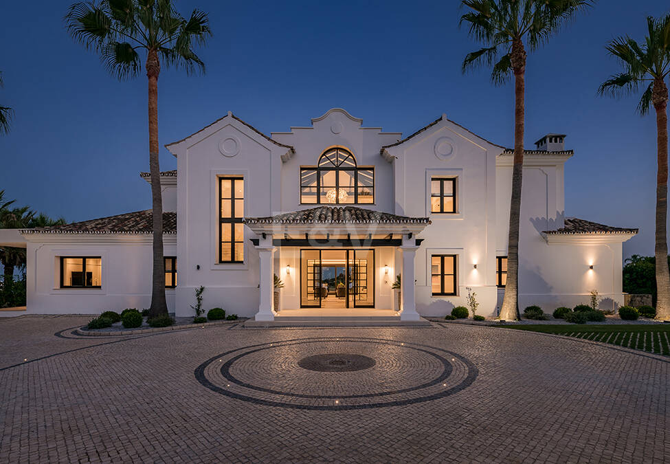 Impresionante Villa en La Cerquilla con vistas panorámicas al mar y una gran parcela