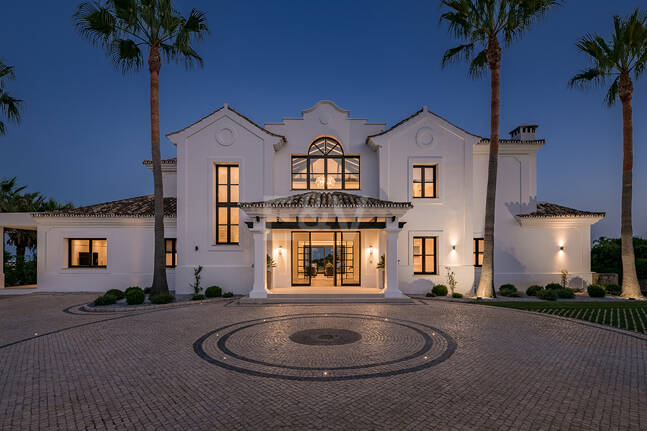 Impresionante Villa en La Cerquilla con vistas panorámicas al mar y una gran parcela