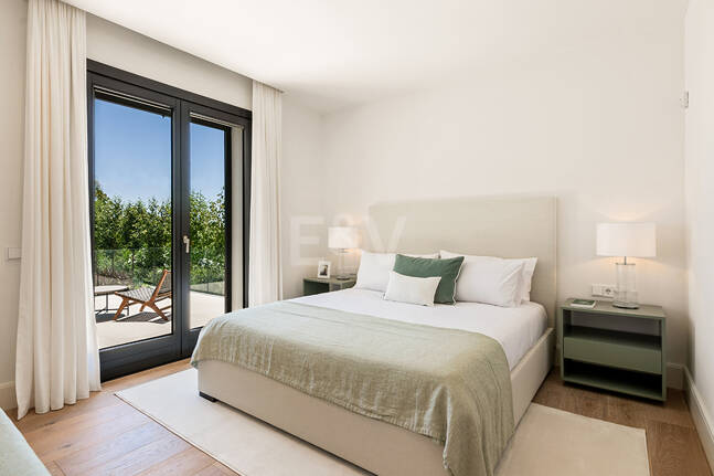 Impresionante Villa en La Cerquilla con vistas panorámicas al mar y una gran parcela