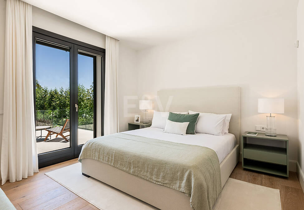 Impresionante Villa en La Cerquilla con vistas panorámicas al mar y una gran parcela