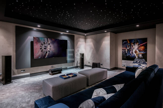 Impresionante Villa en La Cerquilla con vistas panorámicas al mar y una gran parcela