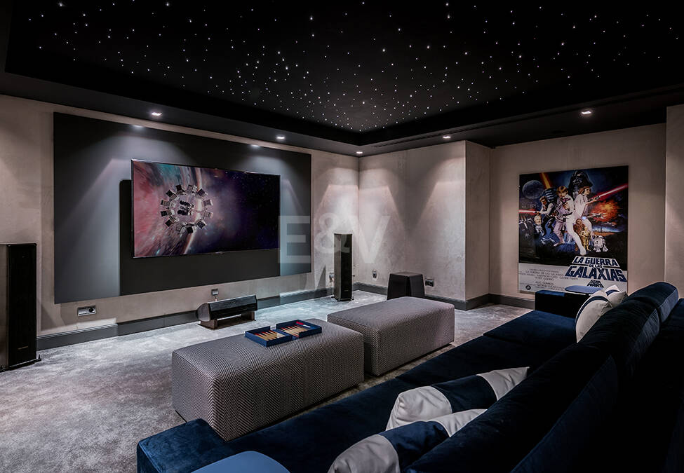 Impresionante Villa en La Cerquilla con vistas panorámicas al mar y una gran parcela