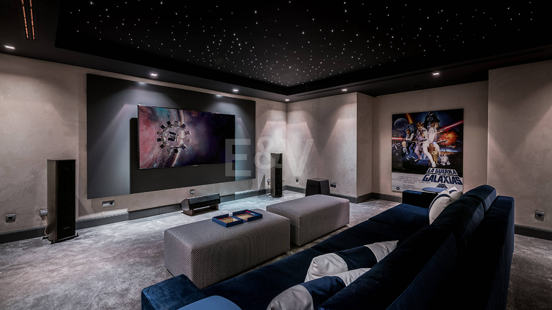 Impresionante Villa en La Cerquilla con vistas panorámicas al mar y una gran parcela