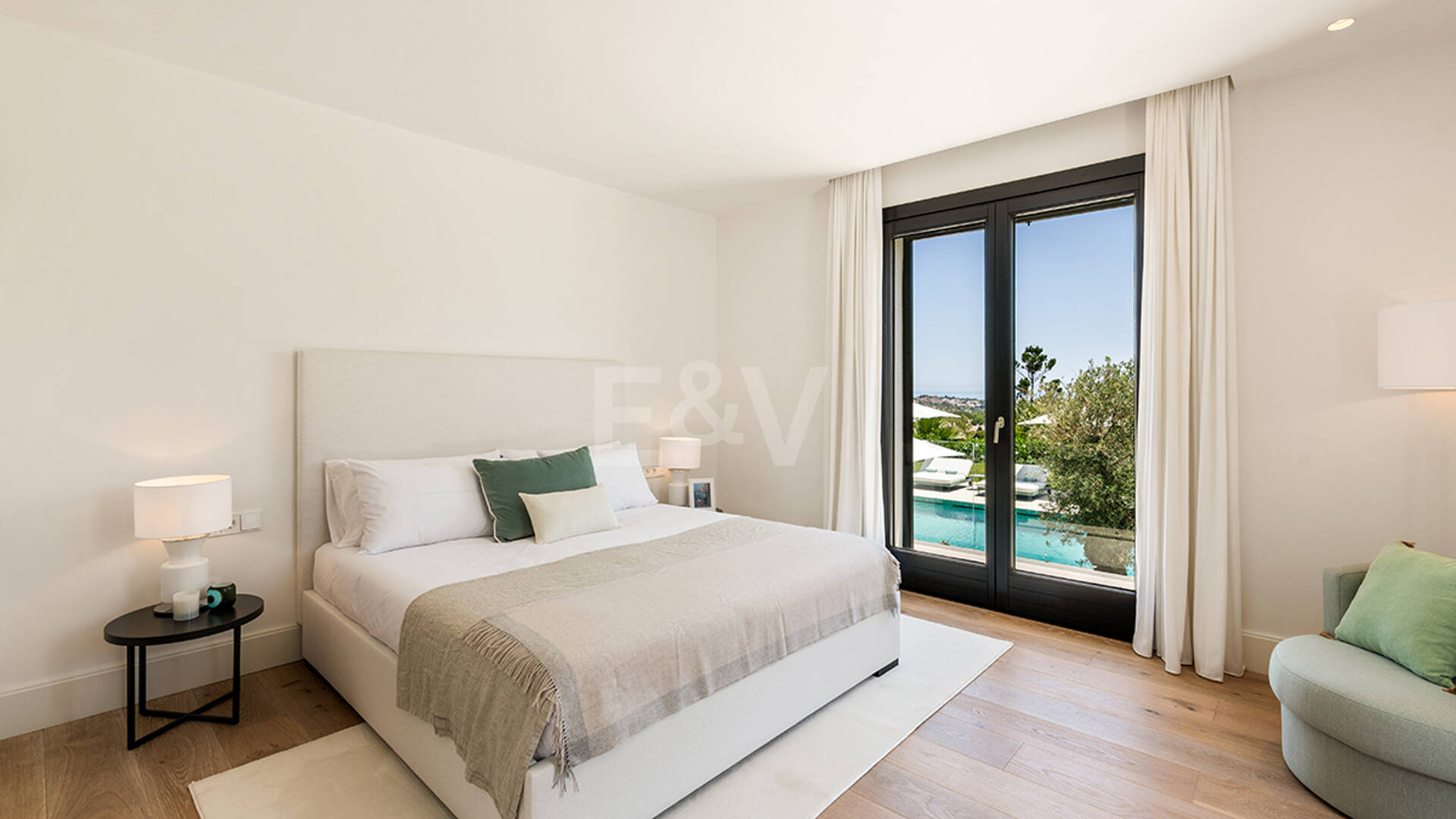 Impresionante Villa en La Cerquilla con vistas panorámicas al mar y una gran parcela