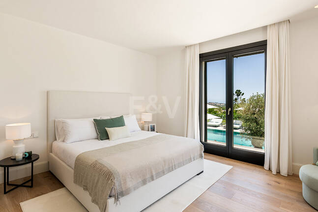 Impresionante Villa en La Cerquilla con vistas panorámicas al mar y una gran parcela