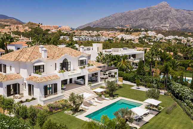 Impresionante Villa en La Cerquilla con vistas panorámicas al mar y una gran parcela