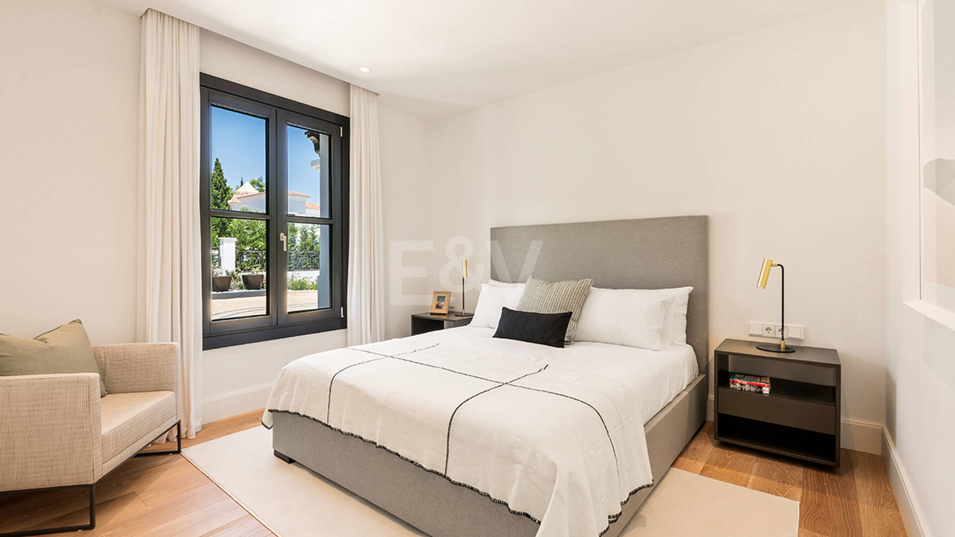 Impresionante Villa en La Cerquilla con vistas panorámicas al mar y una gran parcela