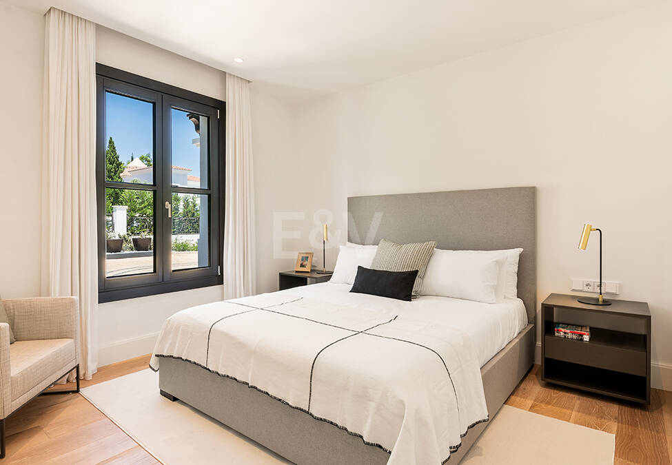 Impresionante Villa en La Cerquilla con vistas panorámicas al mar y una gran parcela