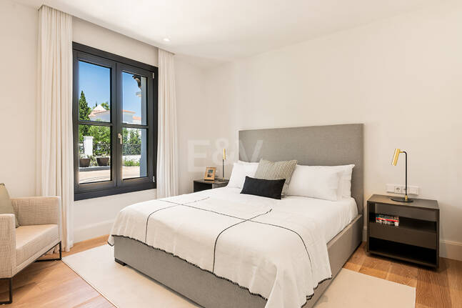 Impresionante Villa en La Cerquilla con vistas panorámicas al mar y una gran parcela