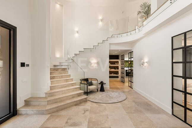 Impresionante Villa en La Cerquilla con vistas panorámicas al mar y una gran parcela