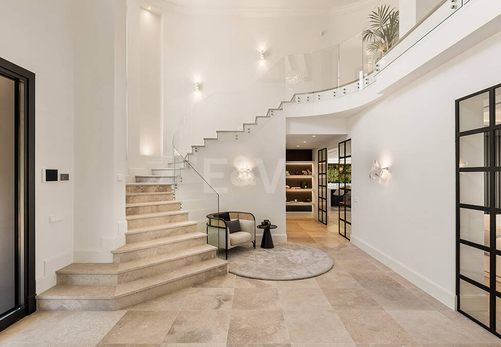 Impresionante Villa en La Cerquilla con vistas panorámicas al mar y una gran parcela