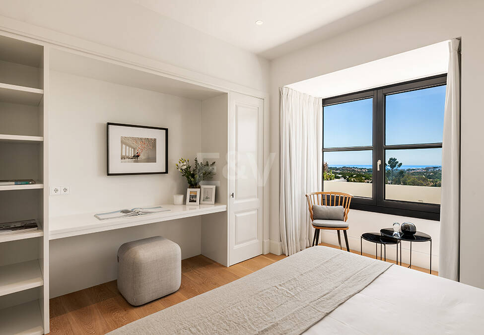 Impresionante Villa en La Cerquilla con vistas panorámicas al mar y una gran parcela