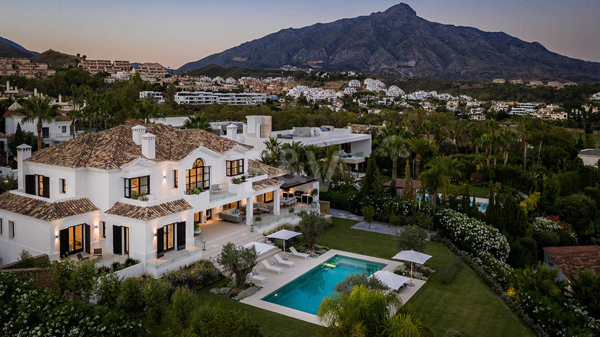 Impresionante Villa en La Cerquilla con vistas panorámicas al mar y una gran parcela