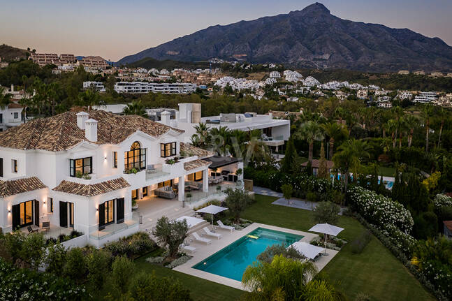 Impresionante Villa en La Cerquilla con vistas panorámicas al mar y una gran parcela