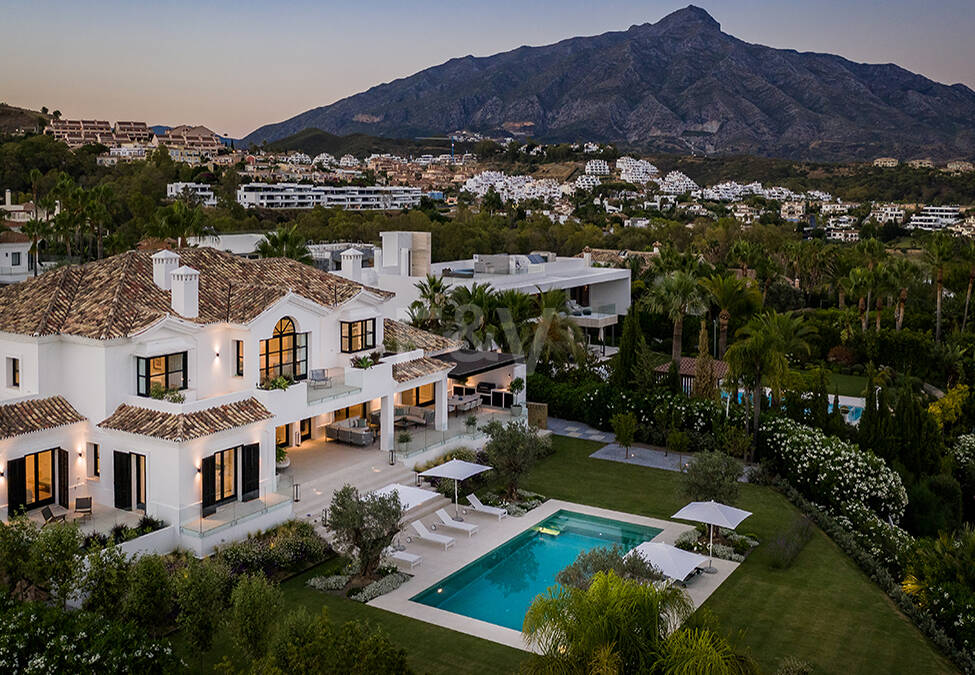 Impresionante Villa en La Cerquilla con vistas panorámicas al mar y una gran parcela
