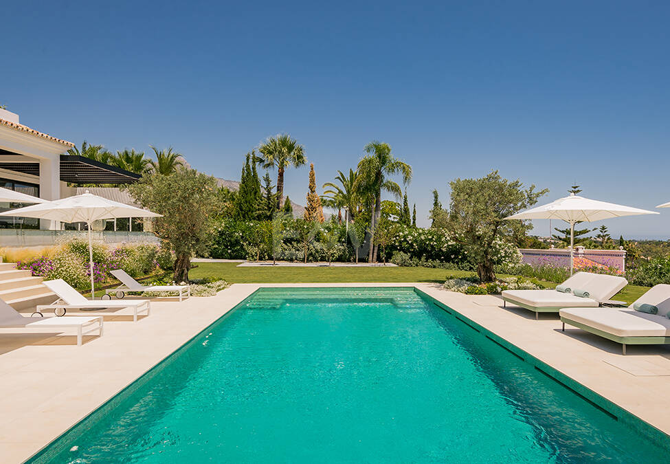 Impresionante Villa en La Cerquilla con vistas panorámicas al mar y una gran parcela