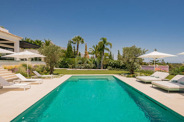 Impresionante Villa en La Cerquilla con vistas panorámicas al mar y una gran parcela