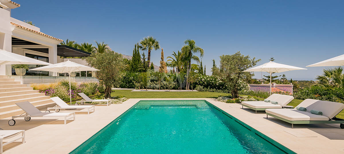 Impressive Villa in La Cerquilla with Panoramic Sea Views