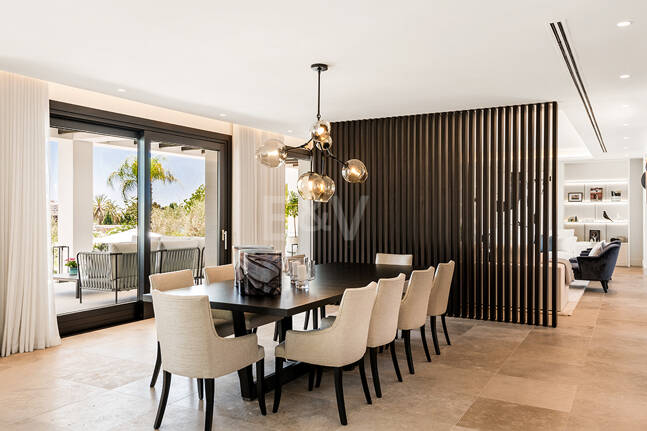 Impresionante Villa en La Cerquilla con vistas panorámicas al mar y una gran parcela