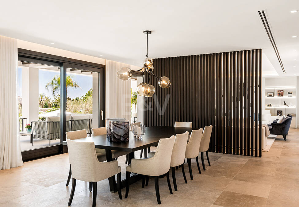 Impresionante Villa en La Cerquilla con vistas panorámicas al mar y una gran parcela