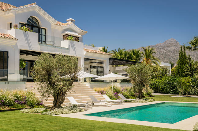 Impresionante Villa en La Cerquilla con vistas panorámicas al mar y una gran parcela