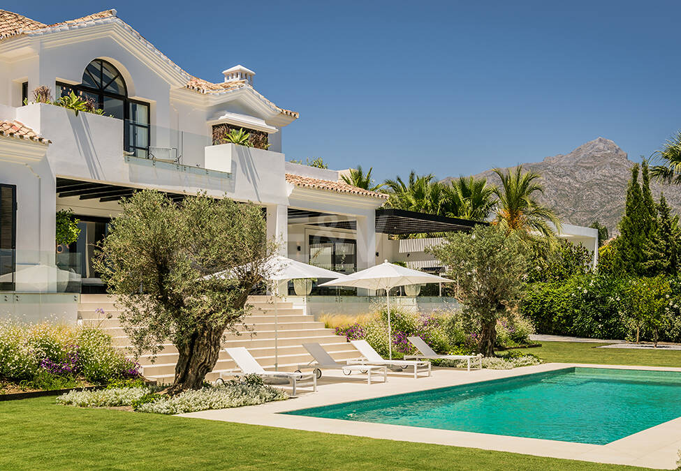 Impresionante Villa en La Cerquilla con vistas panorámicas al mar y una gran parcela