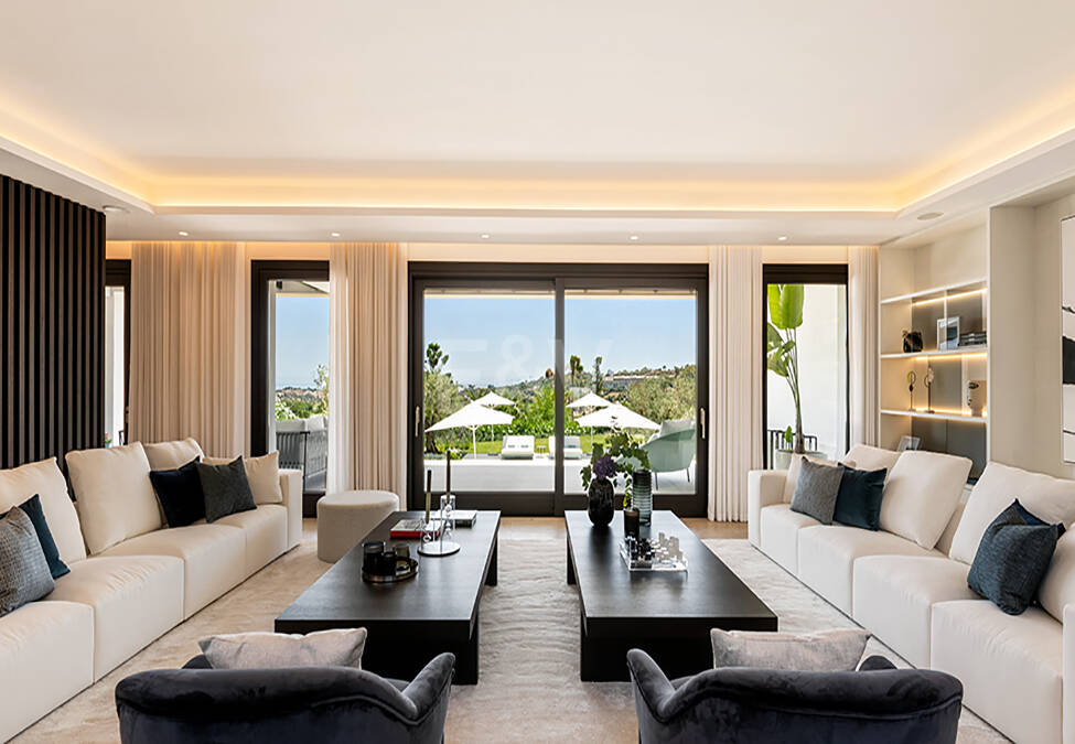 Impresionante Villa en La Cerquilla con vistas panorámicas al mar y una gran parcela