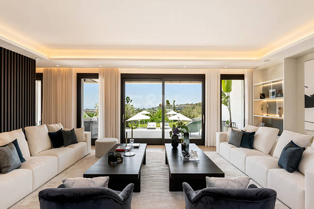 Impresionante Villa en La Cerquilla con vistas panorámicas al mar y una gran parcela