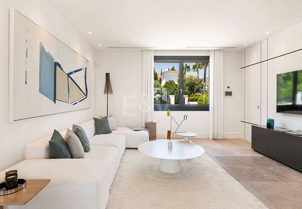 Impresionante Villa en La Cerquilla con vistas panorámicas al mar y una gran parcela