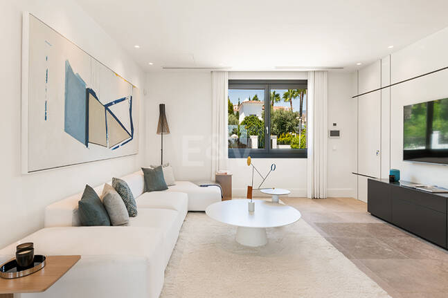 Impresionante Villa en La Cerquilla con vistas panorámicas al mar y una gran parcela