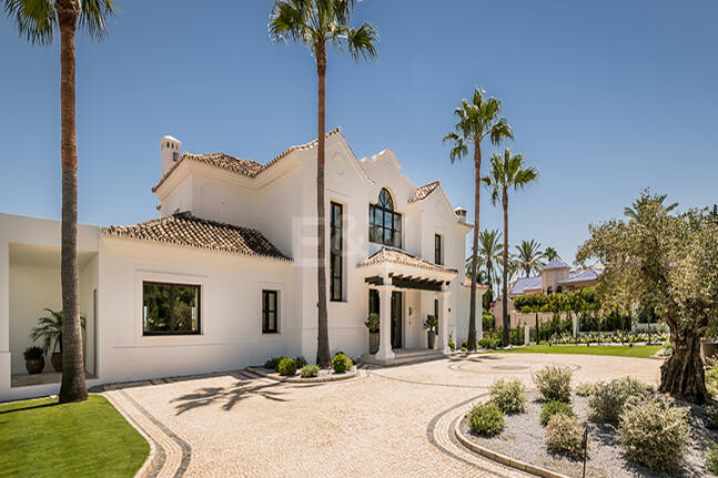 Impresionante Villa en La Cerquilla con vistas panorámicas al mar y una gran parcela