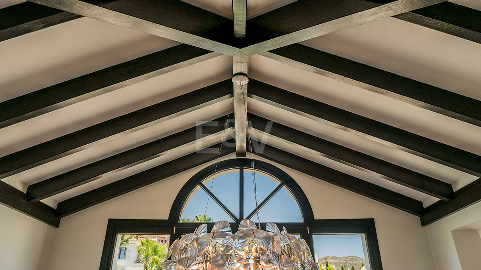 Impresionante Villa en La Cerquilla con vistas panorámicas al mar y una gran parcela