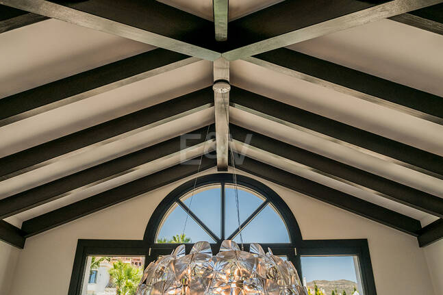 Impresionante Villa en La Cerquilla con vistas panorámicas al mar y una gran parcela