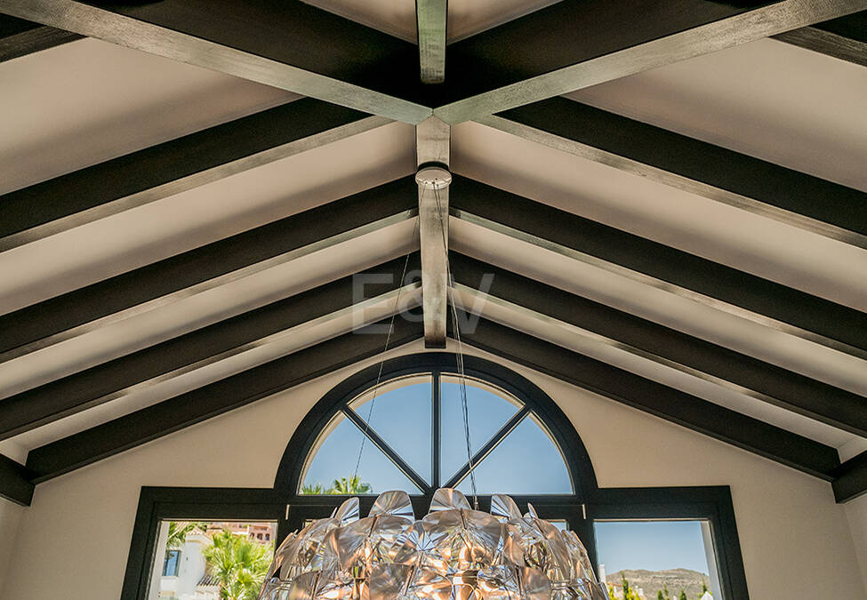 Impresionante Villa en La Cerquilla con vistas panorámicas al mar y una gran parcela