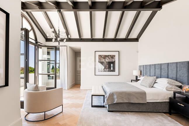 Impresionante Villa en La Cerquilla con vistas panorámicas al mar y una gran parcela