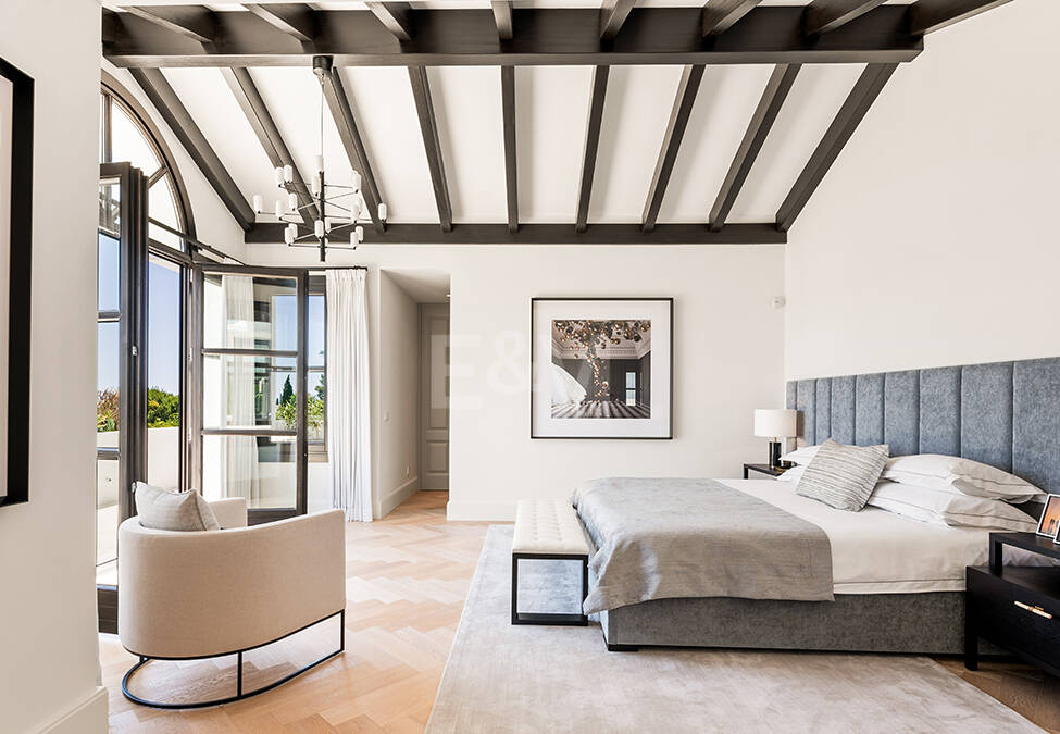 Impresionante Villa en La Cerquilla con vistas panorámicas al mar y una gran parcela