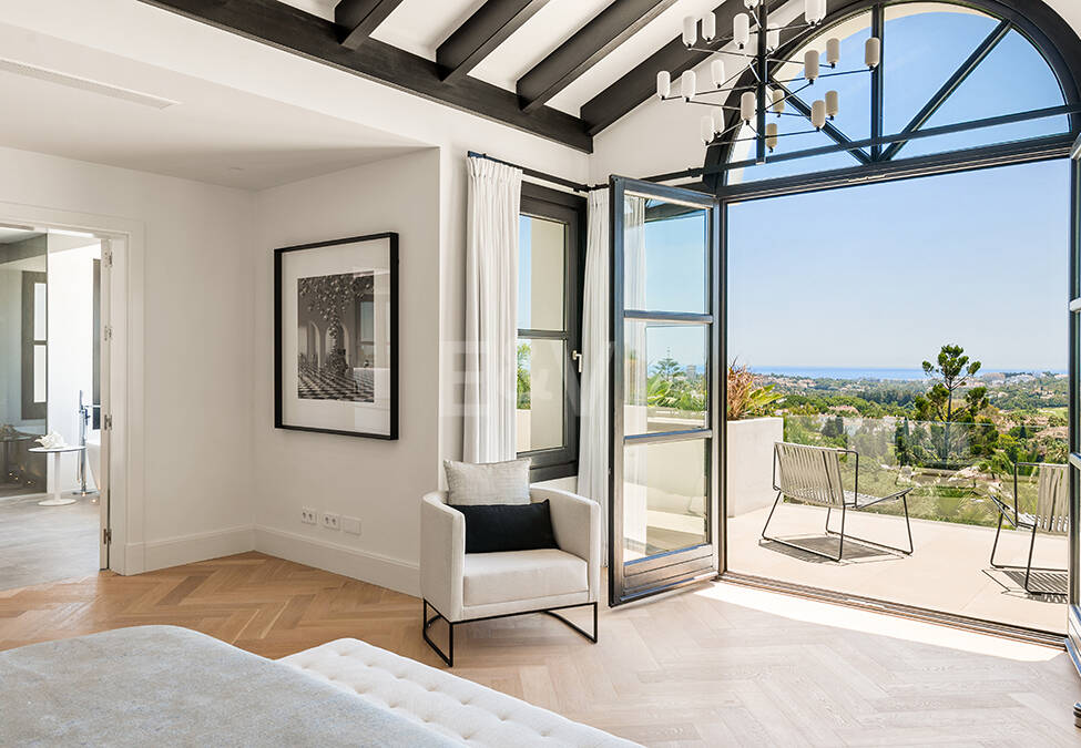 Impresionante Villa en La Cerquilla con vistas panorámicas al mar y una gran parcela