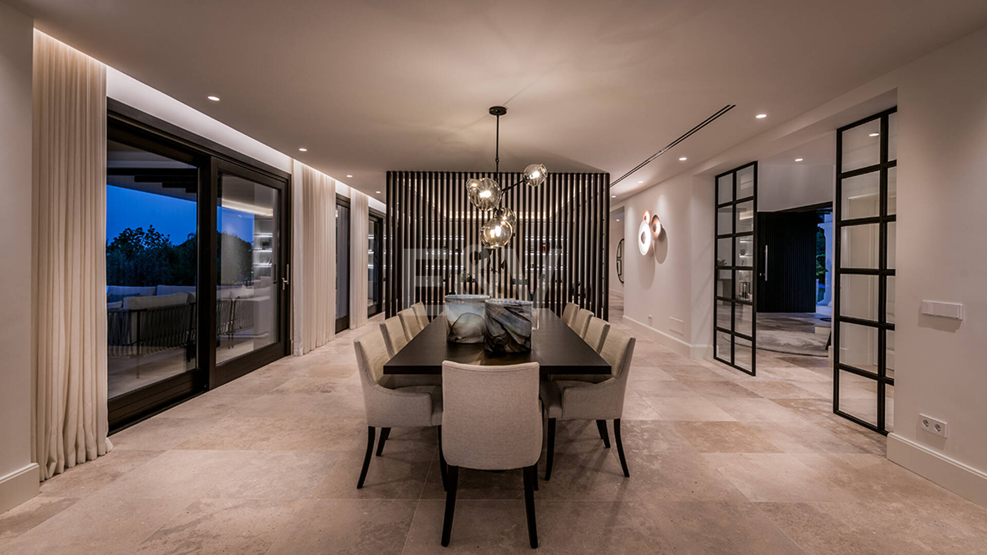 Impresionante Villa en La Cerquilla con vistas panorámicas al mar y una gran parcela