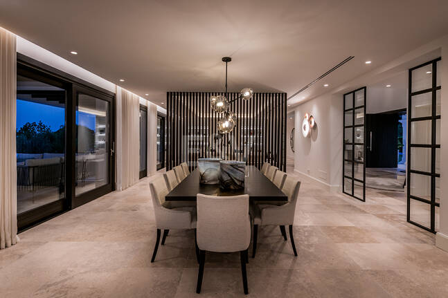 Impresionante Villa en La Cerquilla con vistas panorámicas al mar y una gran parcela