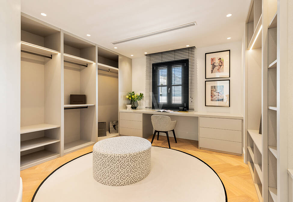 Impresionante Villa en La Cerquilla con vistas panorámicas al mar y una gran parcela