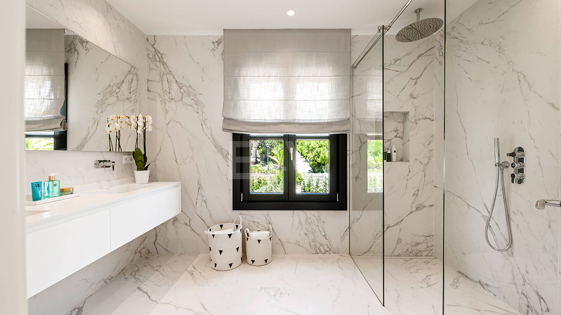 Impresionante Villa en La Cerquilla con vistas panorámicas al mar y una gran parcela