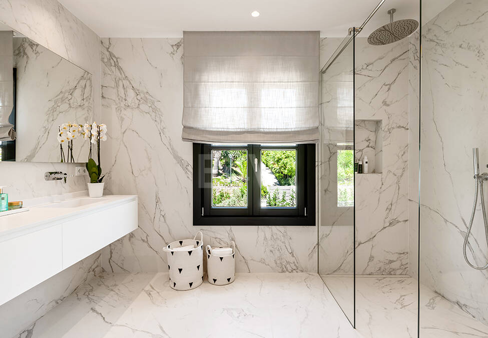 Impresionante Villa en La Cerquilla con vistas panorámicas al mar y una gran parcela