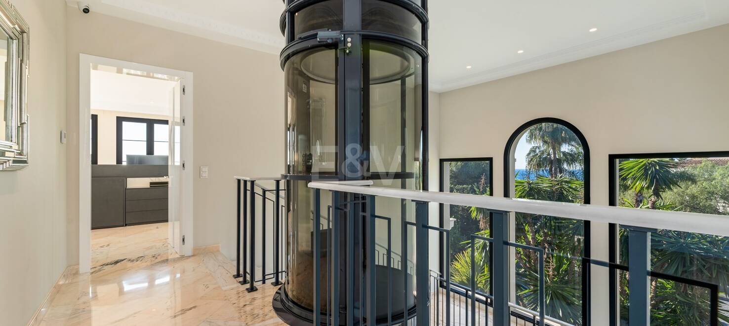 Luxury Villa with Panoramic Views in Sierra Blanca