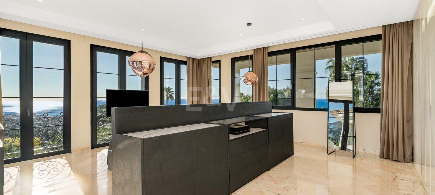 Luxury Villa with Panoramic Views in Sierra Blanca