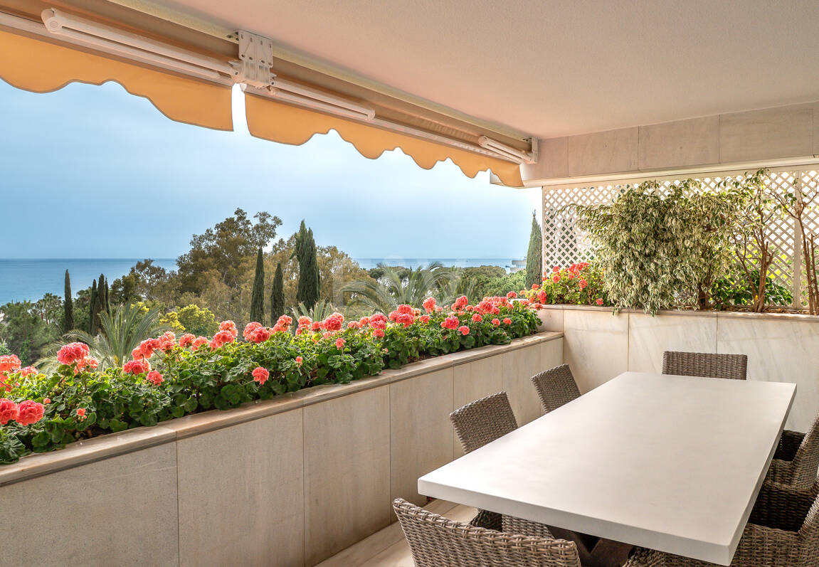 Magnifik 3 sovrum med oslagbar havsutsikt i Don Gonzalo, Marbella.