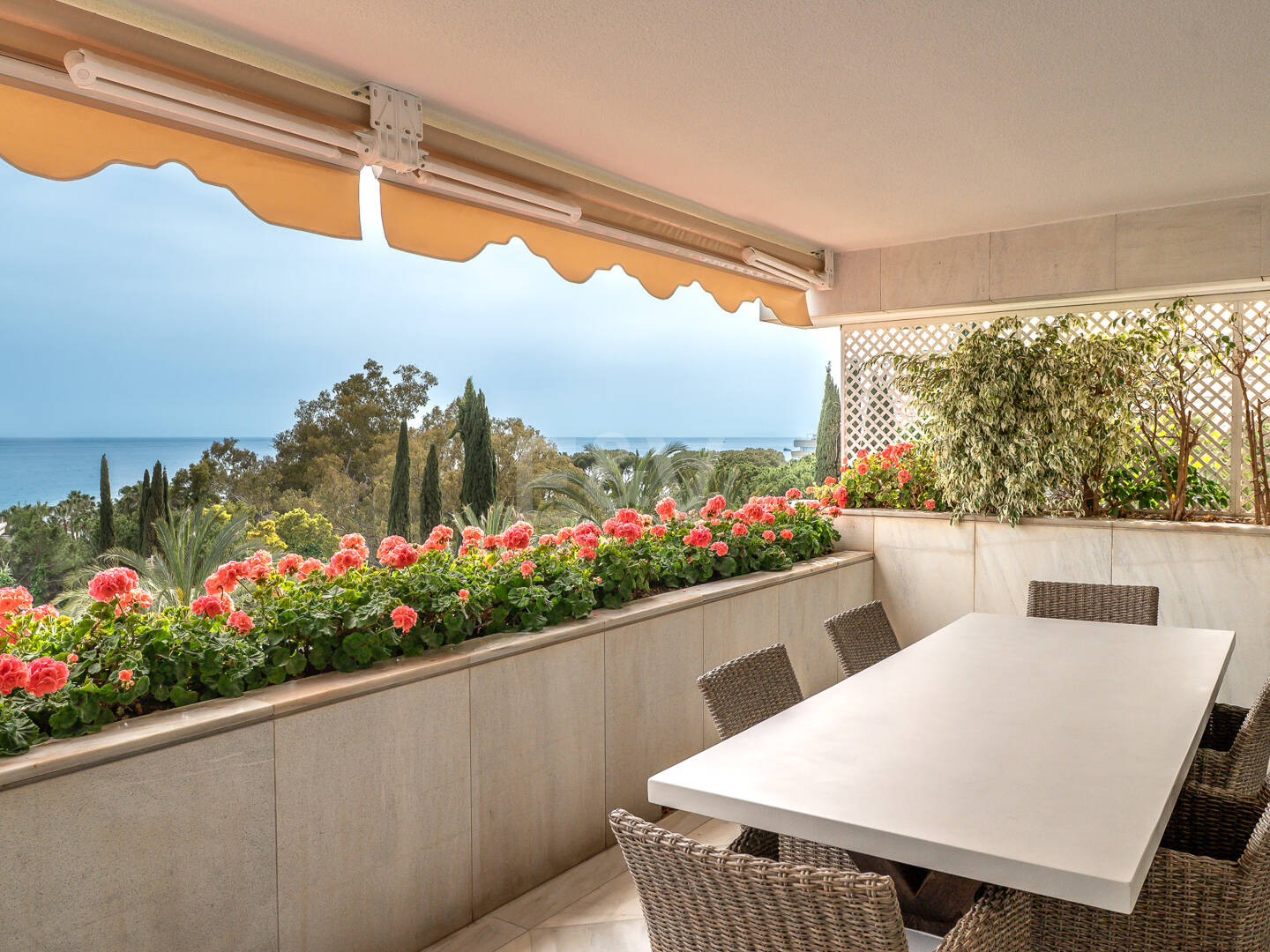 Magnificent 3-bedroom apartment with unbeatable sea views on the beachside of the Golden Mile, Marbella, available for mid-long-term rent till end June 26